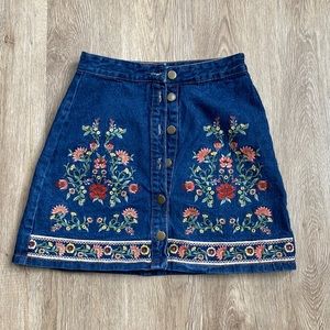 Bohemian embroidered denim mini skirt.
